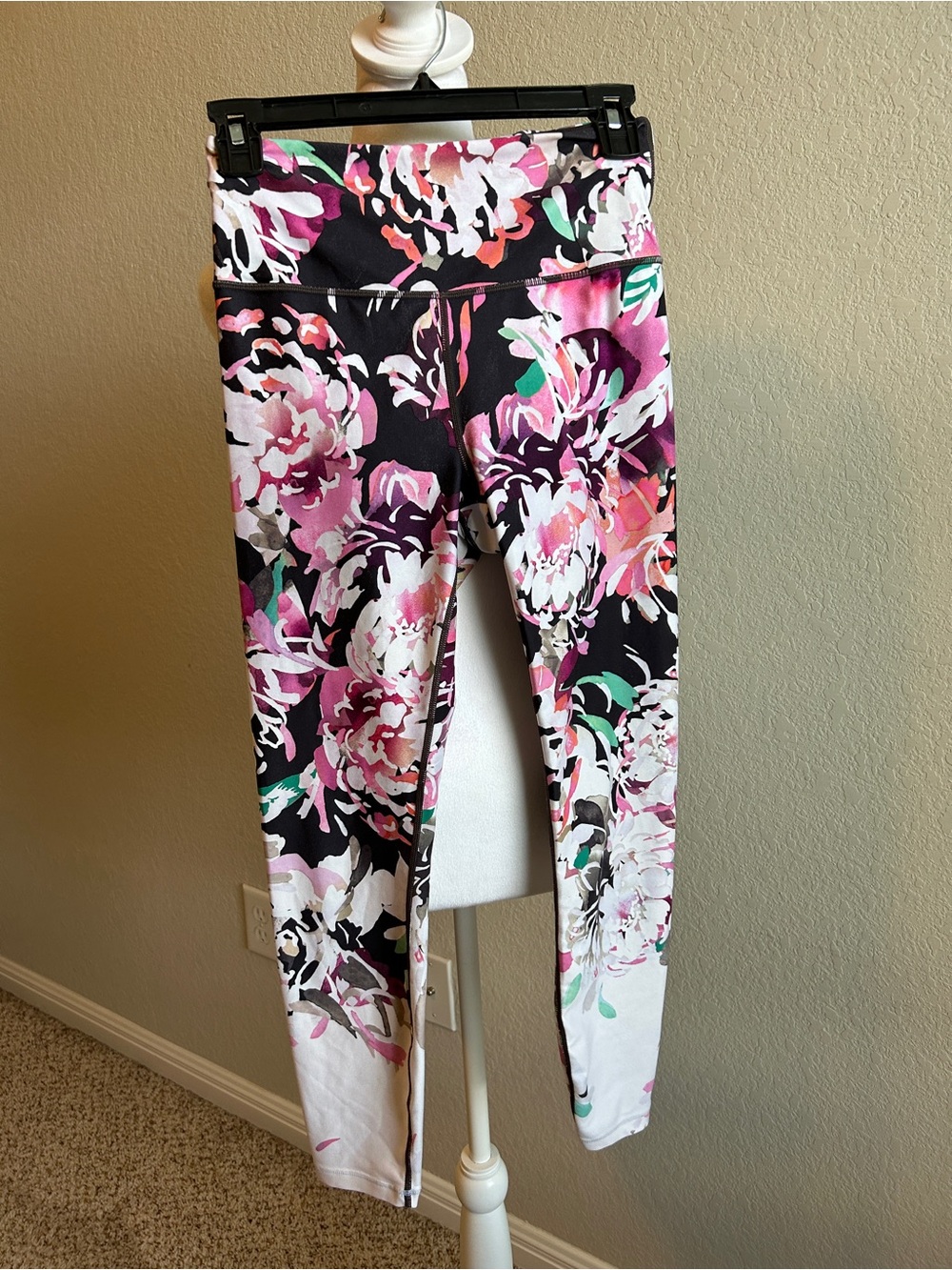 ATHLETA Crop Floral Elation Blossom 7/8 Leggings Pink and Black Size Small